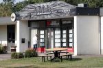 Wernhout 6 augustus 2018
Johan Vlemmix kijkt naar huizen op het park Patersven in Wernhout. Ook Patricia Paay en haar man Robert Hinfelaar hebben er een huis.