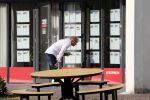 Wernhout 6 augustus 2018
Johan Vlemmix kijkt naar huizen op het park Patersven in Wernhout. Ook Patricia Paay en haar man Robert Hinfelaar hebben er een huis.