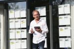 Wernhout 6 augustus 2018
Johan Vlemmix kijkt naar huizen op het park Patersven in Wernhout. Ook Patricia Paay en haar man Robert Hinfelaar hebben er een huis.