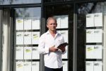 Wernhout 6 augustus 2018
Johan Vlemmix kijkt naar huizen op het park Patersven in Wernhout. Ook Patricia Paay en haar man Robert Hinfelaar hebben er een huis.