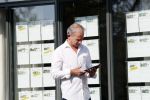 Wernhout 6 augustus 2018
Johan Vlemmix kijkt naar huizen op het park Patersven in Wernhout. Ook Patricia Paay en haar man Robert Hinfelaar hebben er een huis.