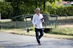 Wernhout 6 augustus 2018
Johan Vlemmix kijkt naar huizen op het park Patersven in Wernhout. Ook Patricia Paay en haar man Robert Hinfelaar hebben er een huis.