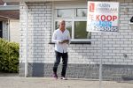 Wernhout 6 augustus 2018
Johan Vlemmix kijkt naar huizen op het park Patersven in Wernhout. Ook Patricia Paay en haar man Robert Hinfelaar hebben er een huis.