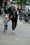 Amsterdam 29 augustus 2018
Lieke v Lexmond met haar zoontje aan het winkelen.