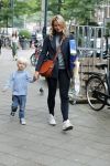 Amsterdam 29 augustus 2018
Lieke v Lexmond met haar zoontje aan het winkelen.