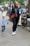 Amsterdam 29 augustus 2018
Lieke v Lexmond met haar zoontje aan het winkelen.