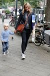 Amsterdam 29 augustus 2018
Lieke v Lexmond met haar zoontje aan het winkelen.