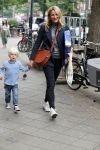 Amsterdam 29 augustus 2018
Lieke v Lexmond met haar zoontje aan het winkelen.