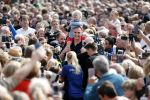 Waspik Waalwijk 26 augustus 2018
Huldiging Maarten v d Weijdenin Waalwijk en met familie bij zijn huis. Zijn vrouw Daisy en kinderen Phileine en Robien waren er natuurlijk bij.