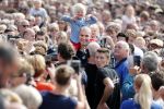 Waspik Waalwijk 26 augustus 2018
Huldiging Maarten v d Weijdenin Waalwijk en met familie bij zijn huis. Zijn vrouw Daisy en kinderen Phileine en Robien waren er natuurlijk bij.