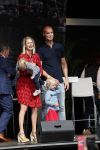 Waspik Waalwijk 26 augustus 2018
Huldiging Maarten v d Weijdenin Waalwijk en met familie bij zijn huis. Zijn vrouw Daisy en kinderen Phileine en Robien waren er natuurlijk bij.
