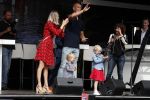 Waspik Waalwijk 26 augustus 2018
Huldiging Maarten v d Weijdenin Waalwijk en met familie bij zijn huis. Zijn vrouw Daisy en kinderen Phileine en Robien waren er natuurlijk bij.