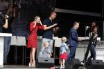Waspik Waalwijk 26 augustus 2018
Huldiging Maarten v d Weijdenin Waalwijk en met familie bij zijn huis. Zijn vrouw Daisy en kinderen Phileine en Robien waren er natuurlijk bij.