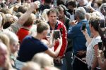 Waspik Waalwijk 26 augustus 2018
Huldiging Maarten v d Weijdenin Waalwijk en met familie bij zijn huis. Zijn vrouw Daisy en kinderen Phileine en Robien waren er natuurlijk bij. Marcel Maijer