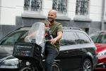 Amsterdam 4 september 2018
Oscar Aerts met zijn zoontje op de fiets.