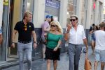 Amsterdam 3 augustus 2018
Patricia Paay en haar man Robert Hinfelaar met vrienden op het leidse plein in Amsterdam.