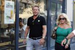 Amsterdam 3 augustus 2018
Patricia Paay en haar man Robert Hinfelaar met vrienden op het leidse plein in Amsterdam.