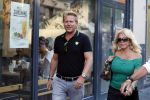 Amsterdam 3 augustus 2018
Patricia Paay en haar man Robert Hinfelaar met vrienden op het leidse plein in Amsterdam.