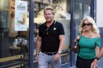 Amsterdam 3 augustus 2018
Patricia Paay en haar man Robert Hinfelaar met vrienden op het leidse plein in Amsterdam.