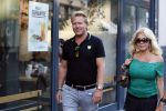 Amsterdam 3 augustus 2018
Patricia Paay en haar man Robert Hinfelaar met vrienden op het leidse plein in Amsterdam.