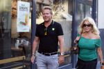 Amsterdam 3 augustus 2018
Patricia Paay en haar man Robert Hinfelaar met vrienden op het leidse plein in Amsterdam.