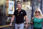 Amsterdam 3 augustus 2018
Patricia Paay en haar man Robert Hinfelaar met vrienden op het leidse plein in Amsterdam.