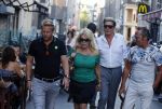 Amsterdam 3 augustus 2018
Patricia Paay en haar man Robert Hinfelaar met vrienden op het leidse plein in Amsterdam.