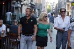Amsterdam 3 augustus 2018
Patricia Paay en haar man Robert Hinfelaar met vrienden op het leidse plein in Amsterdam.