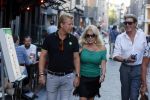 Amsterdam 3 augustus 2018
Patricia Paay en haar man Robert Hinfelaar met vrienden op het leidse plein in Amsterdam.