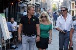 Amsterdam 3 augustus 2018
Patricia Paay en haar man Robert Hinfelaar met vrienden op het leidse plein in Amsterdam.