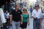 Amsterdam 3 augustus 2018
Patricia Paay en haar man Robert Hinfelaar met vrienden op het leidse plein in Amsterdam.