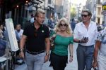 Amsterdam 3 augustus 2018
Patricia Paay en haar man Robert Hinfelaar met vrienden op het leidse plein in Amsterdam.