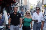 Amsterdam 3 augustus 2018
Patricia Paay en haar man Robert Hinfelaar met vrienden op het leidse plein in Amsterdam.