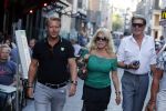 Amsterdam 3 augustus 2018
Patricia Paay en haar man Robert Hinfelaar met vrienden op het leidse plein in Amsterdam.