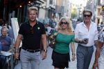 Amsterdam 3 augustus 2018
Patricia Paay en haar man Robert Hinfelaar met vrienden op het leidse plein in Amsterdam.