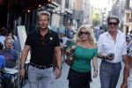 Amsterdam 3 augustus 2018
Patricia Paay en haar man Robert Hinfelaar met vrienden op het leidse plein in Amsterdam.