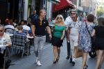 Amsterdam 3 augustus 2018
Patricia Paay en haar man Robert Hinfelaar met vrienden op het leidse plein in Amsterdam.