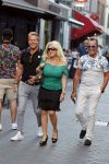 Amsterdam 3 augustus 2018
Patricia Paay en haar man Robert Hinfelaar met vrienden op het leidse plein in Amsterdam.