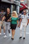 Amsterdam 3 augustus 2018
Patricia Paay en haar man Robert Hinfelaar met vrienden op het leidse plein in Amsterdam.