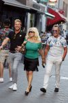 Amsterdam 3 augustus 2018
Patricia Paay en haar man Robert Hinfelaar met vrienden op het leidse plein in Amsterdam.