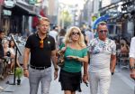 Amsterdam 3 augustus 2018
Patricia Paay en haar man Robert Hinfelaar met vrienden op het leidse plein in Amsterdam.
