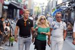 Amsterdam 3 augustus 2018
Patricia Paay en haar man Robert Hinfelaar met vrienden op het leidse plein in Amsterdam.