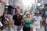 Amsterdam 3 augustus 2018
Patricia Paay en haar man Robert Hinfelaar met vrienden op het leidse plein in Amsterdam.