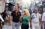 Amsterdam 3 augustus 2018
Patricia Paay en haar man Robert Hinfelaar met vrienden op het leidse plein in Amsterdam.