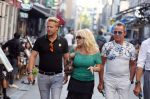 Amsterdam 3 augustus 2018
Patricia Paay en haar man Robert Hinfelaar met vrienden op het leidse plein in Amsterdam.