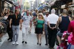 Amsterdam 3 augustus 2018
Patricia Paay en haar man Robert Hinfelaar met vrienden op het leidse plein in Amsterdam.