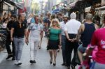 Amsterdam 3 augustus 2018
Patricia Paay en haar man Robert Hinfelaar met vrienden op het leidse plein in Amsterdam.