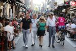 Amsterdam 3 augustus 2018
Patricia Paay en haar man Robert Hinfelaar met vrienden op het leidse plein in Amsterdam.
