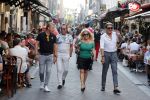 Amsterdam 3 augustus 2018
Patricia Paay en haar man Robert Hinfelaar met vrienden op het leidse plein in Amsterdam.
