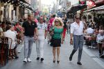 Amsterdam 3 augustus 2018
Patricia Paay en haar man Robert Hinfelaar met vrienden op het leidse plein in Amsterdam.